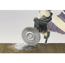 Draaimachine met staalborstel in gebruik op een metalen oppervlak, bediend door een persoon met handschoenen.