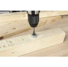 Boormachine boort gat in houten plank met dieptestop