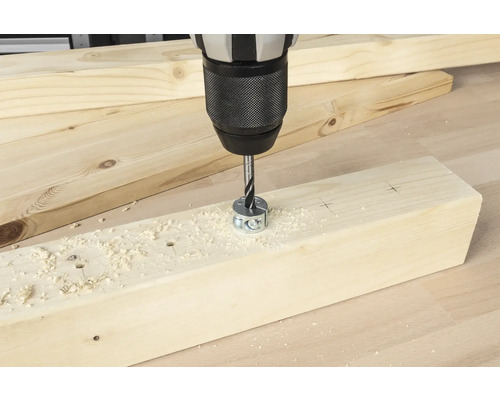 Boormachine boort gat in houten plank met dieptestop