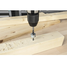 Houtboor boort gat in houten plank
