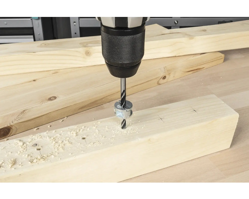 Houtboor boort gat in houten plank