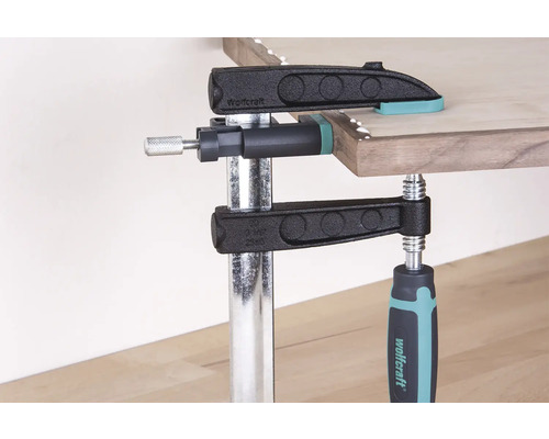 Wolfcraft schroefklem fixeert twee houten platen tijdens het lijmen