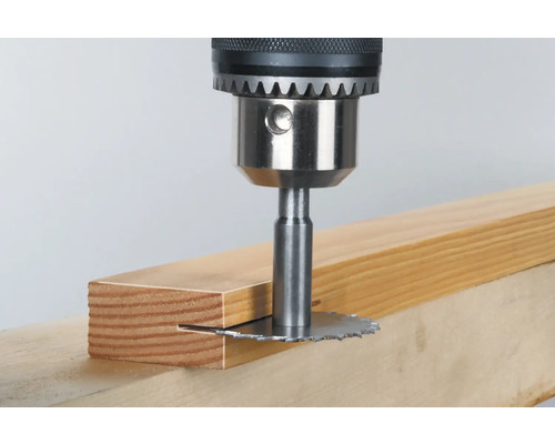 Gleufsnijder bevestigd aan een boormachine die een stuk hout bewerkt