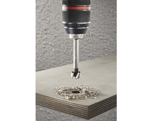 Forstnerboor boort een gat in een houten plank