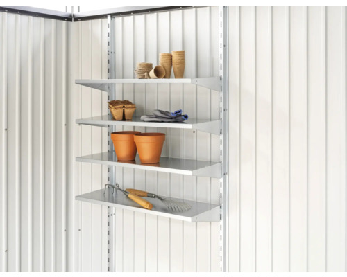 Rek systeem met tuinartikelen tegen een witte muur