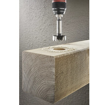 Forstnerboor bij het boren van een gat in een houten plank
