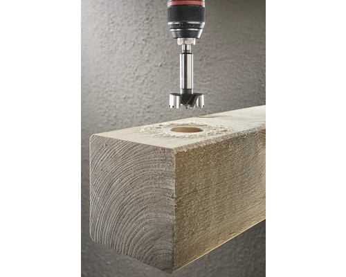 Forstnerboor bij het boren van een gat in een houten plank