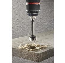 Forstnerboor bij het boren van een gat in een houten plank