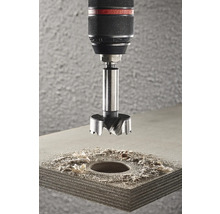 Forstnerboor met boormachine boort gat in houten plank