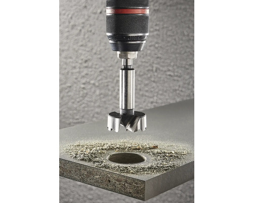 Forstnerboor in gebruik voor het boren van een gat in een werkstuk