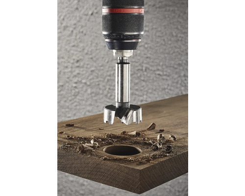Forstnerboor die een gat boort in een houten plank