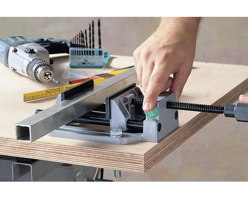 Werkbank met bankschroef voor het vastzetten van werkstukken