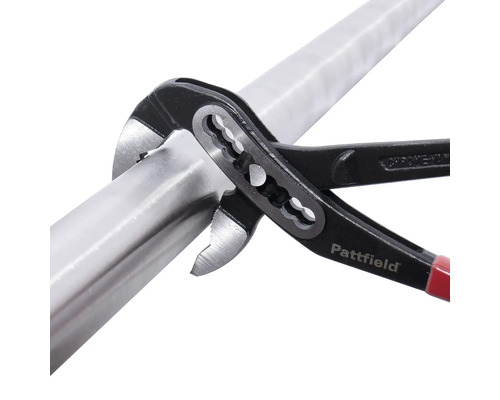 Pattfield waterpomptang op een pijp