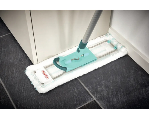 Vloermop met telescopische steel en overtrek voor het reinigen van vloeren