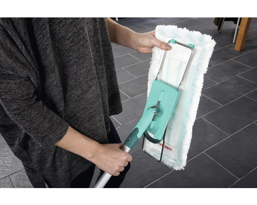 Een persoon houdt een dweil vast met een wasbare hoes. De dweil heeft een telescopische steel en een draaibare kop voor het reinigen van vloeren.