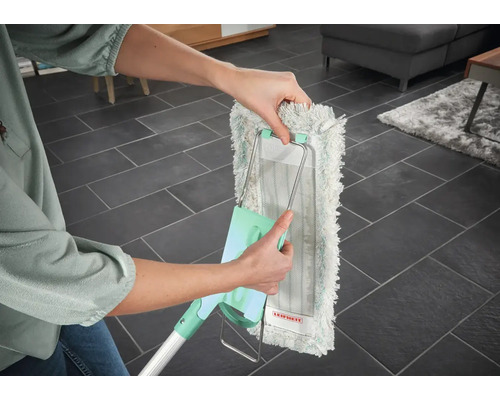 Iemand verwisselt de hoes van een Leifheit vloerwisser.