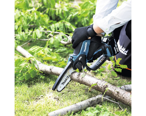 Persoon zaagt tak met Makita accusnoeizaag