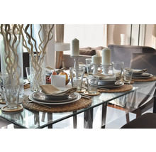 Feestelijk gedekte eettafel met servies, glazen, kaarsen en decoratie
