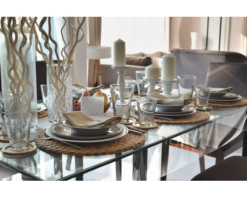 Feestelijk gedekte eettafel met servies, glazen, kaarsen en decoratie