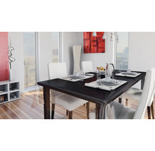Lichte eetkamer met eettafel en stoelen