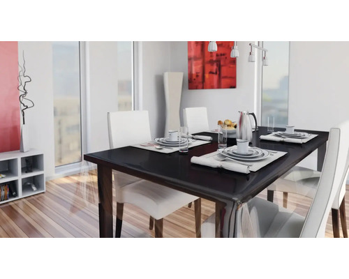 Lichte eetkamer met eettafel en stoelen