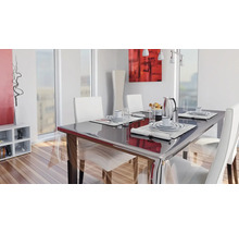Eettafel met gedekte tafel en stoelen in een lichte eetkamer