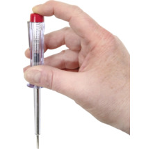 Een hand houdt een spanningstester vast.