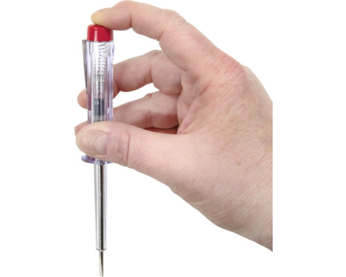 Een hand houdt een spanningstester vast.