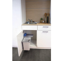 Spoelbak in de keuken met open onderkast en uittrekbare afvalemmer voor keukenafval