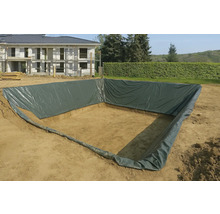 Uitgegraven grond bedekt met vijverfolie in de tuin.