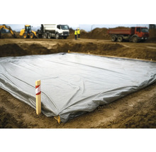 Grijs bouwzeil op een bouwplaats