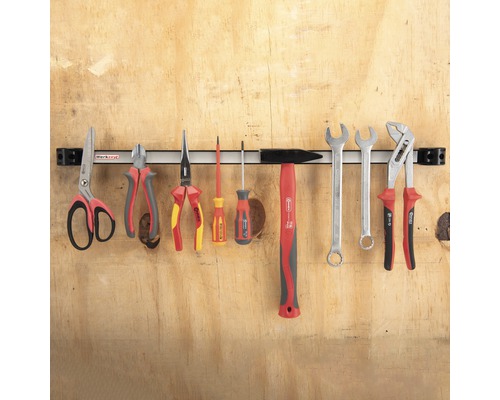 Gereedschapsstrip met diverse gereedschappen zoals een hamer, moersleutel, tang en schroevendraaier.