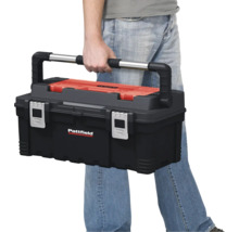 Een persoon draagt een Pattfield gereedschapskist.
