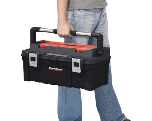 Een persoon draagt een Pattfield gereedschapskist.