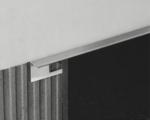 Tegelprofiel van metaal op wand en tegels