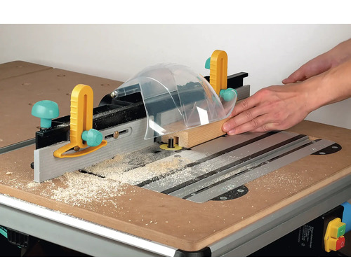 Werkbank met houten snede en handbeschermingsinrichting voor veilig zagen