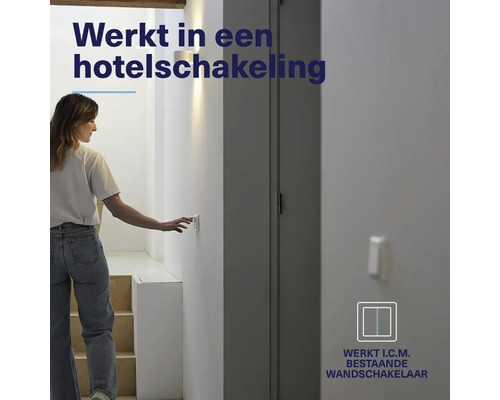 Vrouw bedient een lichtschakelaar aan de muur