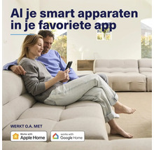 Een paar zit op een bank en gebruikt een app om slimme apparaten te bedienen. Compatibel met Apple Home. Compatibel met Google Home.