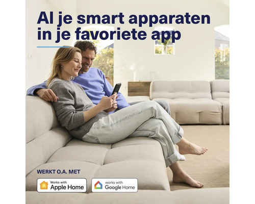 Een paar zit op een bank en gebruikt een app om slimme apparaten te bedienen. Compatibel met Apple Home. Compatibel met Google Home.
