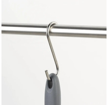 Metalen S-haak aan een stang met hangend object