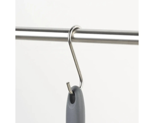 Metalen S-haak aan een stang met hangend object