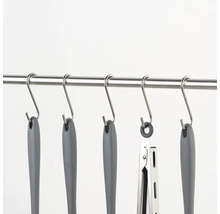 Keukengerei hangt aan een stang met S-haken