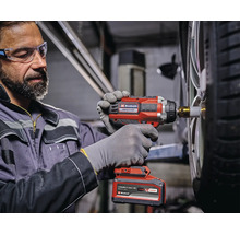 Man gebruikt Einhell accuslagschroevendraaier om banden te verwisselen