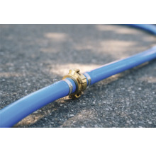 Blauwe waterslang met messing koppeling en slangklem