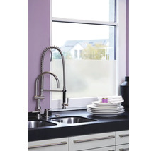 Keukenscène met spoelbakmengkraan en melkglasfolie op het raam