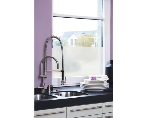 Keukenscène met spoelbakmengkraan en melkglasfolie op het raam