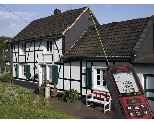 Een laser afstands meter meet de dakhoogte van een huis