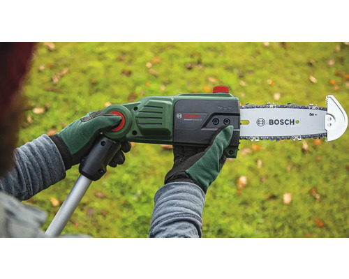 Een persoon houdt een Bosch UniversalChainPole 18 accusnoeizaag in zijn handen.