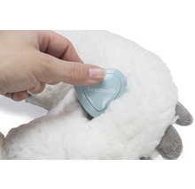 Hand raakt Beetztees logo aan op een knuffel.