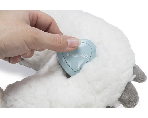 Hand raakt Beetztees logo aan op een knuffel.